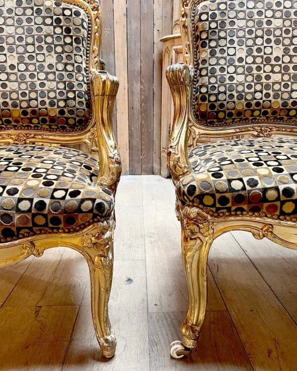 Paire de fauteuils en bois naturel mouluré et sculpté feet