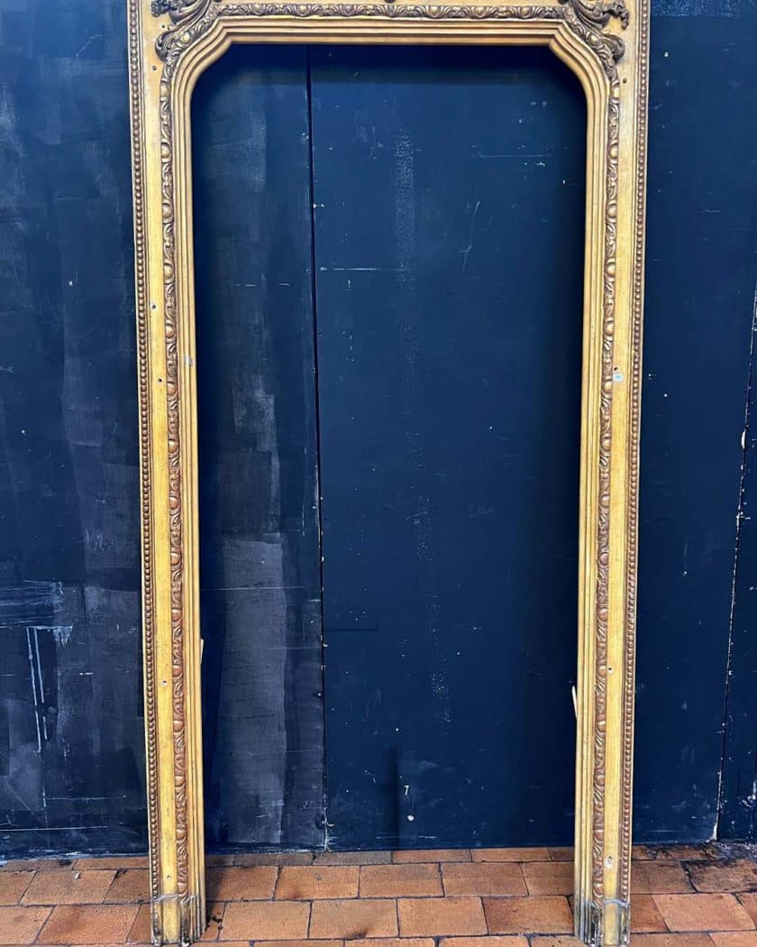 Élément de boiserie, linteau de porte, en bois sculpté details