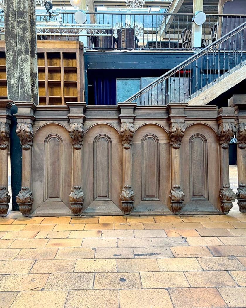 Cinq éléments de boiserie en bois sculpté, 9,8m front