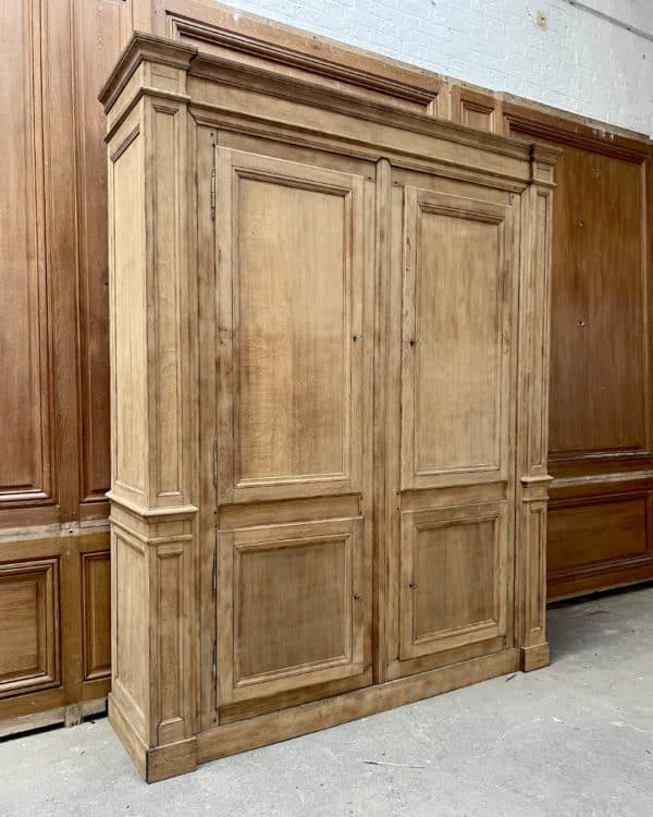 Armoire en chêne décapée