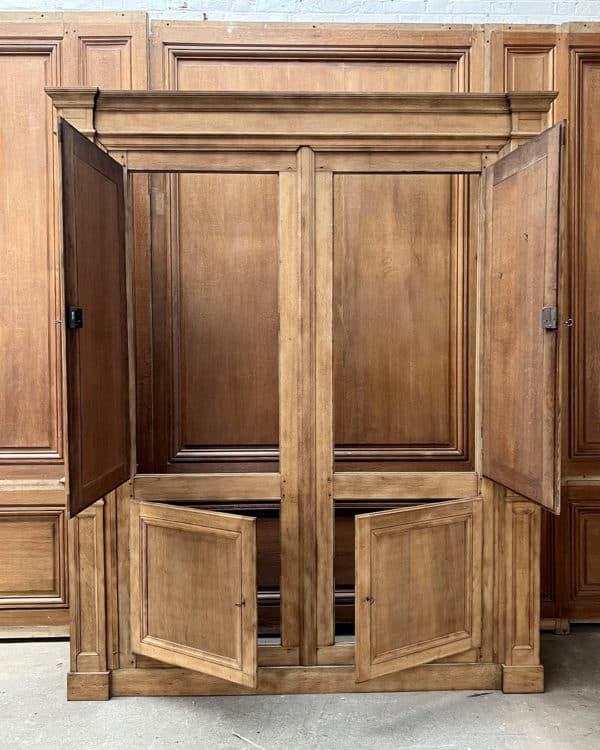 Armoire en chêne décapée
