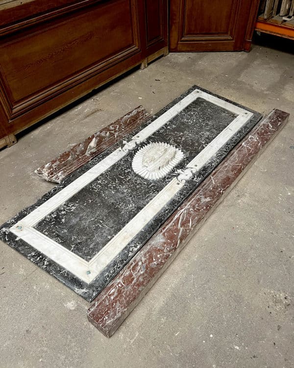 Plaque de marbre provenant d'un autel d'église
