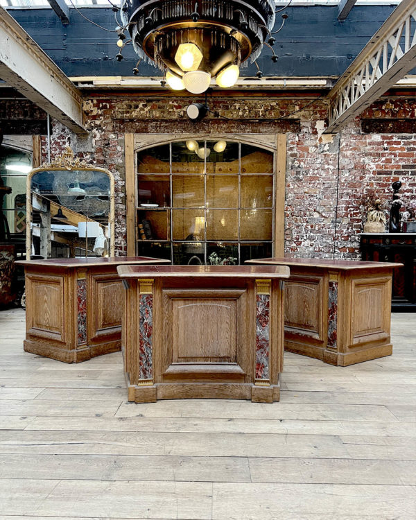 Lot de trois tables d'accueil cintrées