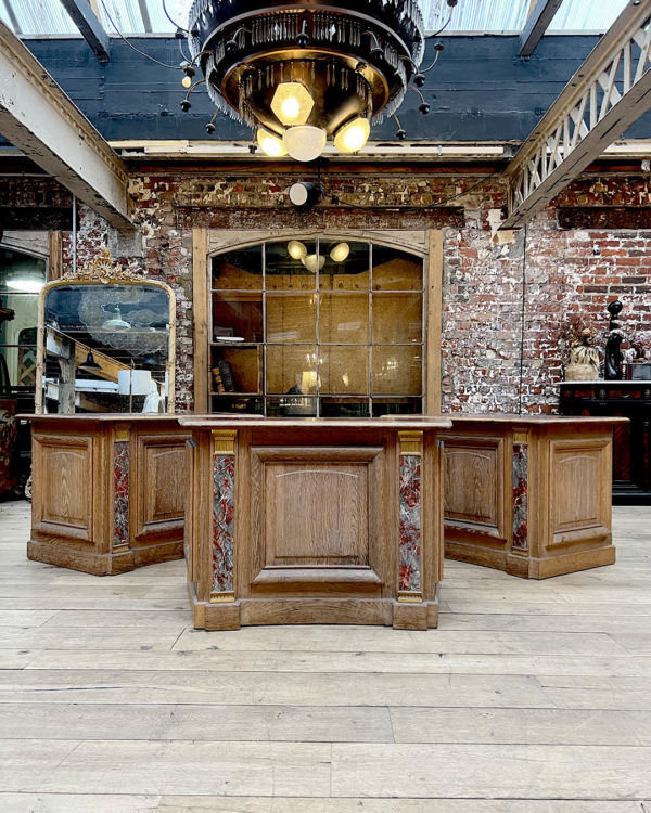 Lot de trois tables d'accueil cintrées