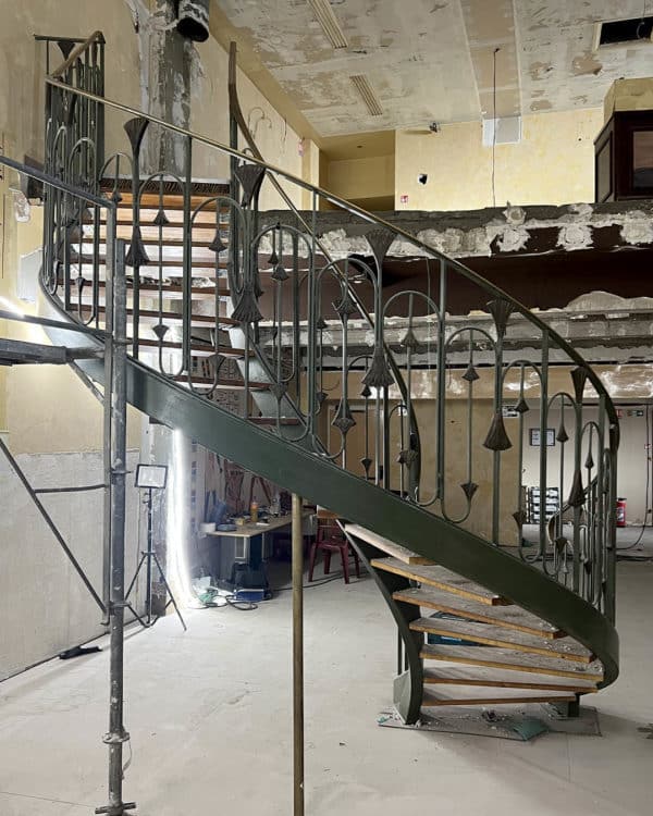 Escalier hélicoïdal en métal et bois