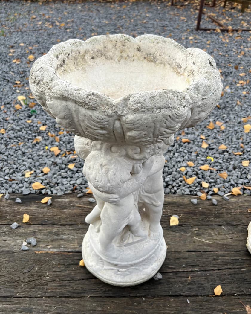 IMG_9055 | Matériaux Authentiques Paire de jardinières portées par 3 putti sculptés