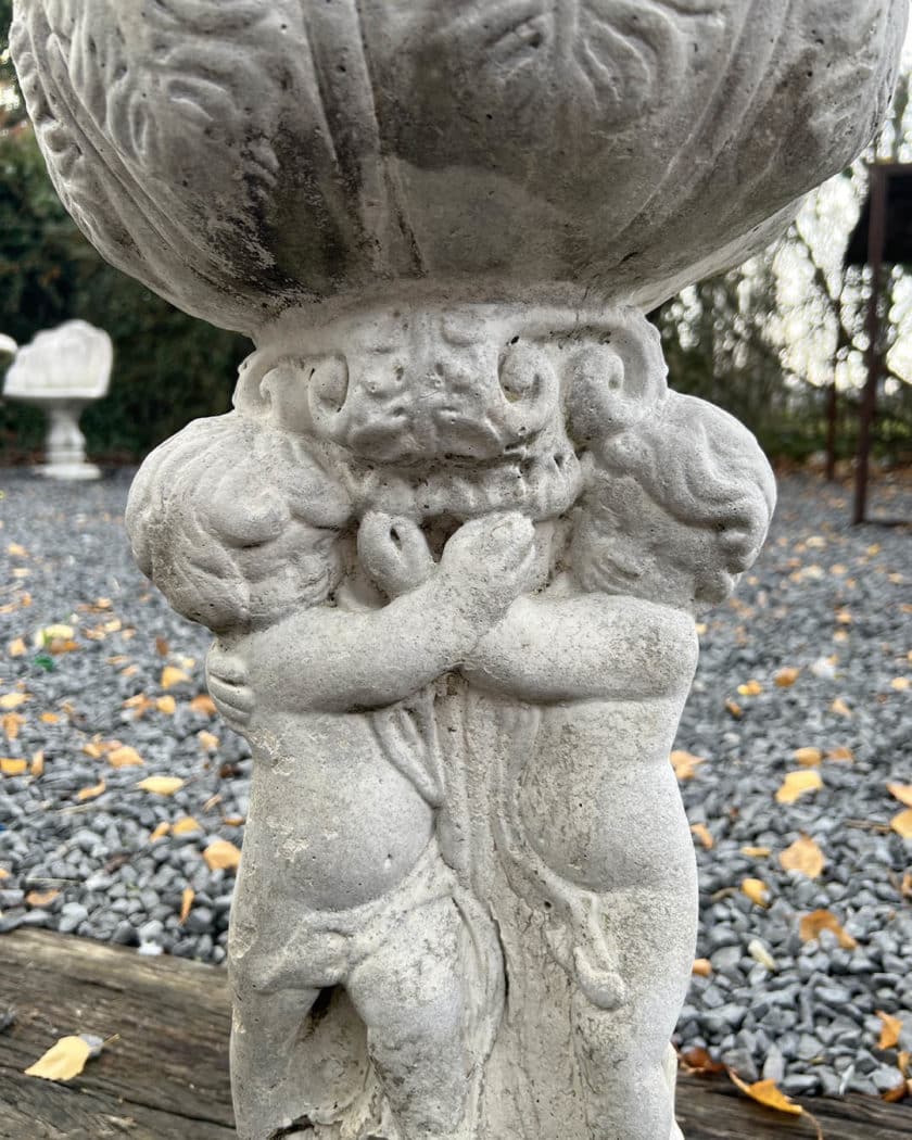 IMG_9057 | Matériaux Authentiques Paire de jardinières portées par 3 putti sculptés